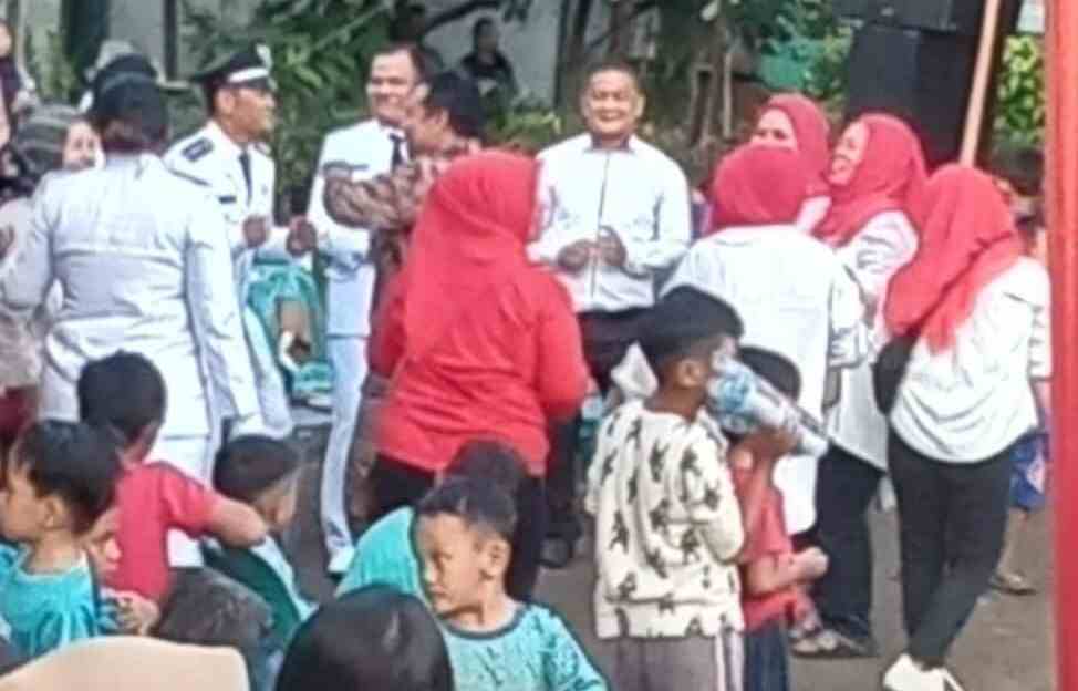 HUT Kemerdekaan RI ke-78, Camat Siantar Utara dan Lurah Berjoget Riang Bersama Ibu-ibu PKK HUT Kemerdekaan RI ke-78, Camat Siantar Utara dan Lurah Berjoget Riang Bersama Ibu-ibu PKK