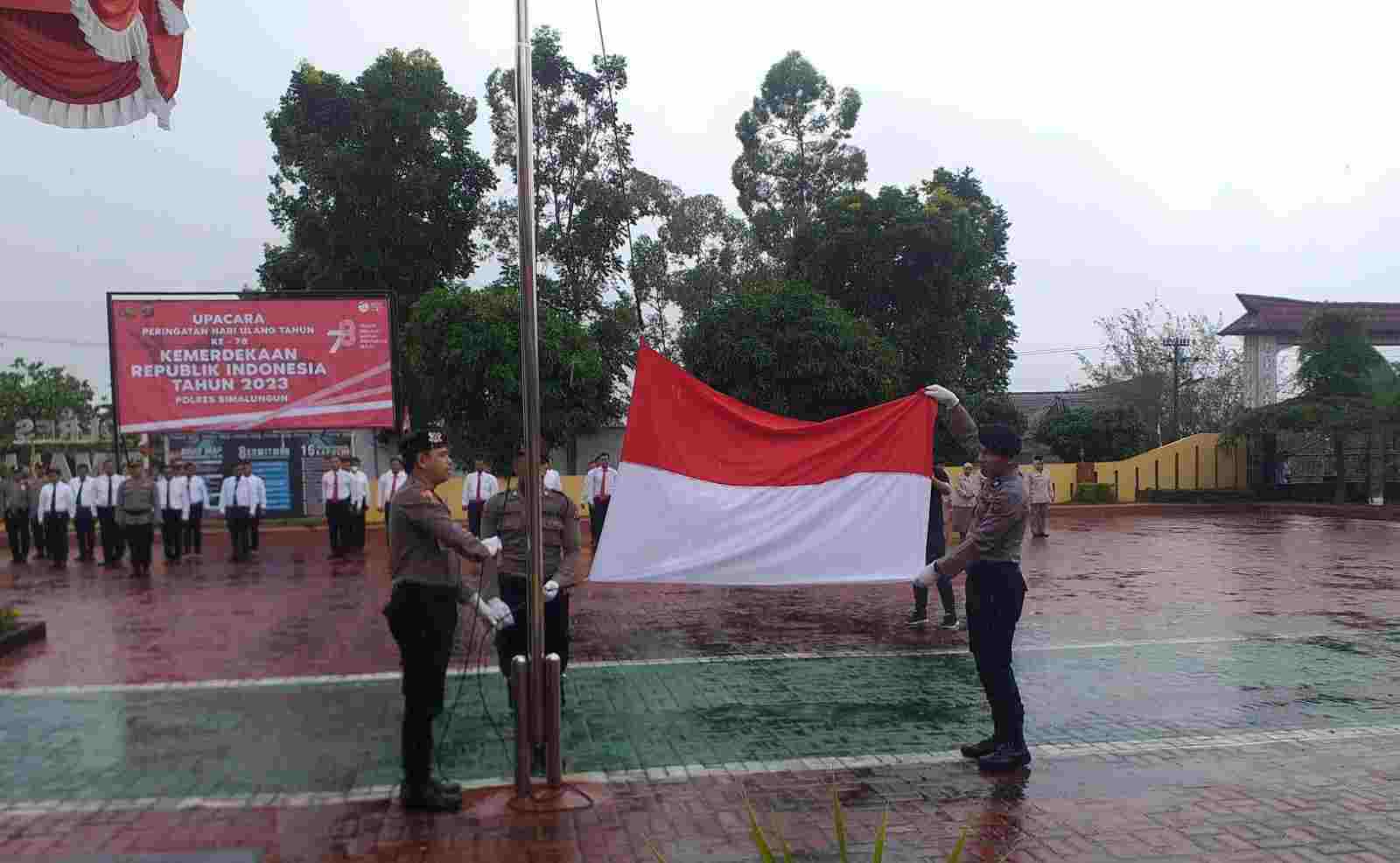 Hujan Deras Tak Surutkan Semangat Personel Polres Simalungun Laksanakan Upacara HUT RI ke-78 Hujan Deras Tak Surutkan Semangat Personel Polres Simalungun Laksanakan Upacara HUT RI ke-78