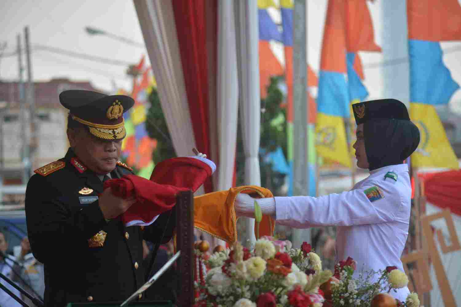 Danrem 043/Gatam Ikuti Upacara Penurunan Bendera Sang Merah Putih Danrem 043/Gatam Ikuti Upacara Penurunan Bendera Sang Merah Putih