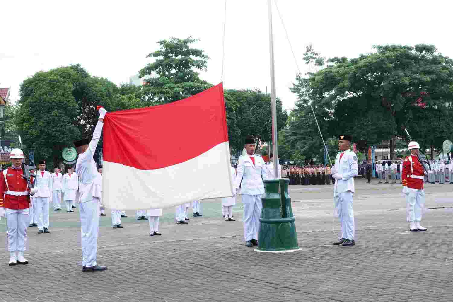 PJ Walikota: Merah Putih Bukan Sekedar Bendera Tapi Simbol Harga Diri Bangsa Indonesia PJ Walikota: Merah Putih Bukan Sekedar Bendera Tapi Simbol Harga Diri Bangsa Indonesia