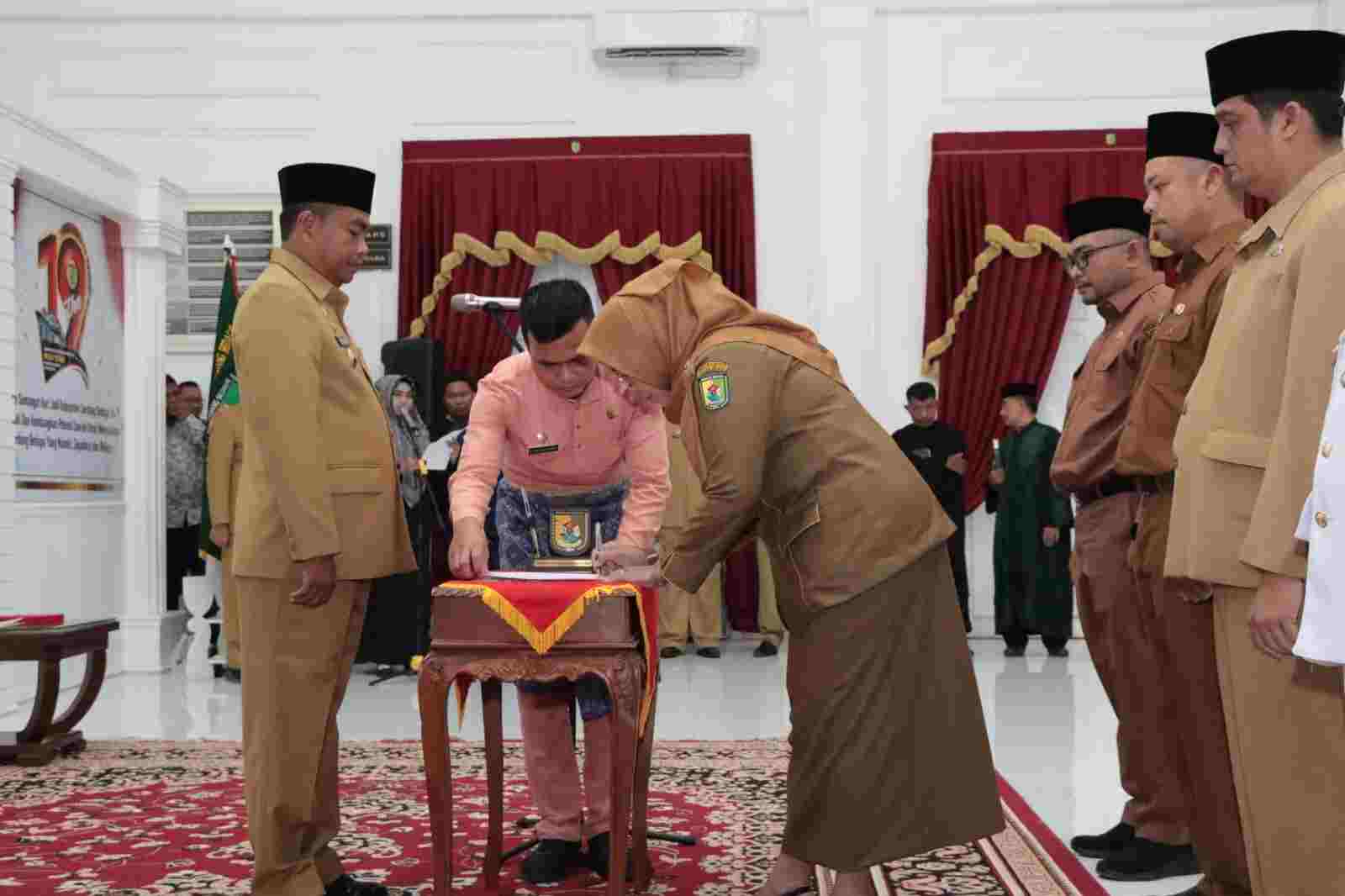 Lantik Pejabat Lingkungan Pemkab Sergai, Bupati: Beri Pelayanan Terbaik Kepada Masyarakat Lantik Pejabat Lingkungan Pemkab Sergai, Bupati: Beri Pelayanan Terbaik Kepada Masyarakat