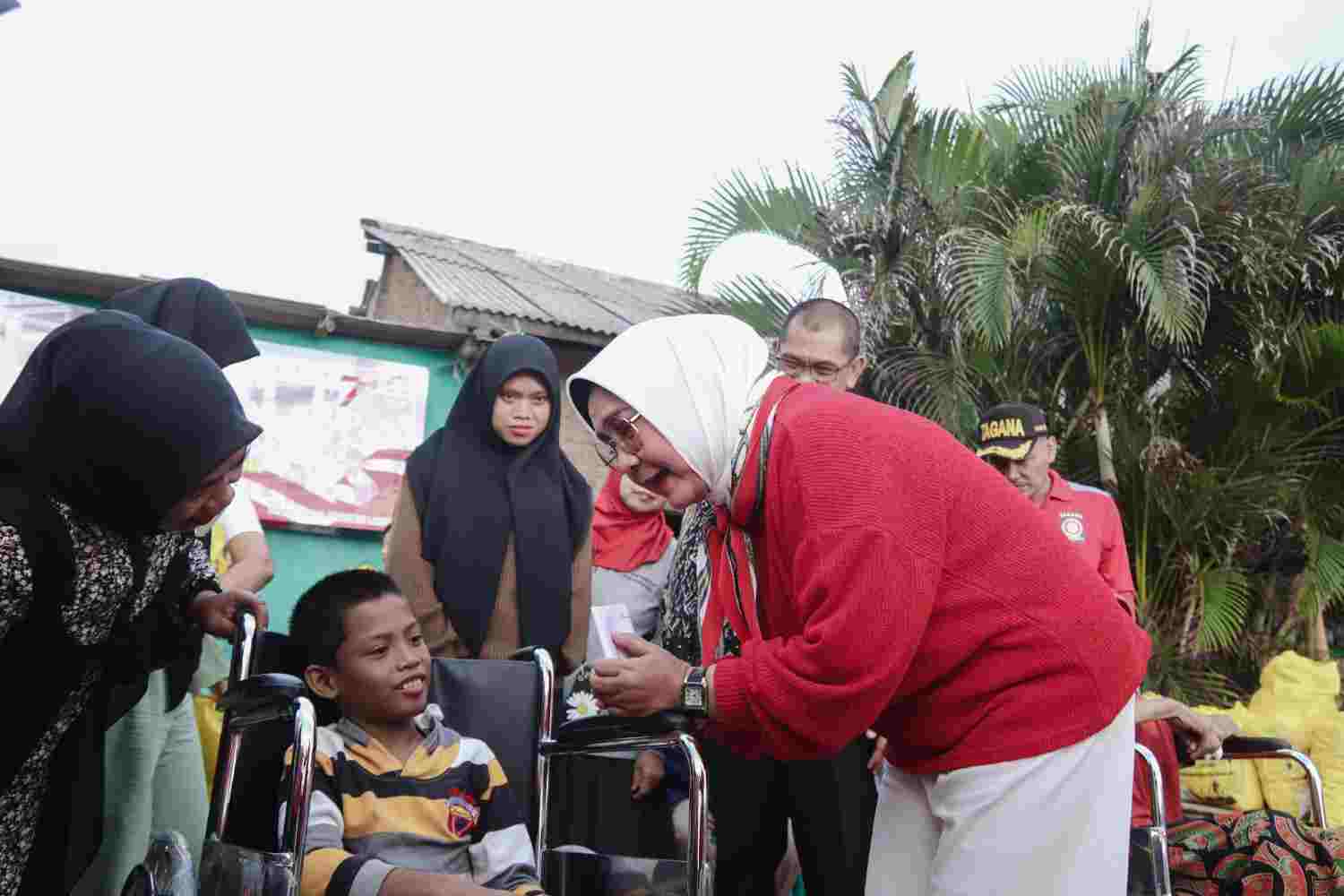 Riana Sari Arinal Salurkan Sembako dan Kursi Roda di TPA Bakung dan TPA Sukaraja Riana Sari Arinal Salurkan Sembako dan Kursi Roda di TPA Bakung dan TPA Sukaraja