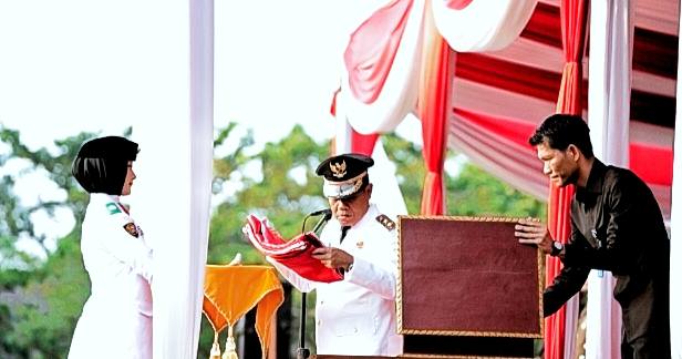 Penurunan Bendera Merah Putih Dipimpin Wabup Ardani & Ucapkan Terimakasih Ke Paskibraka OI Penurunan Bendera Merah Putih Dipimpin Wabup Ardani & Ucapkan Terimakasih Ke Paskibraka OI