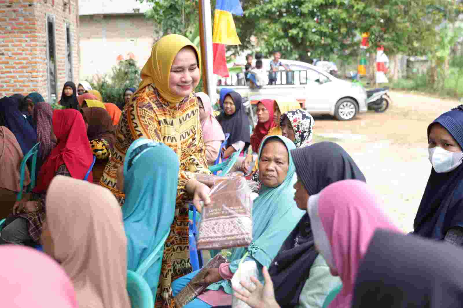 Peringati HANI, Ketua LKKS Ibu Riana Sari Arinal Bagikan Bantuan Sembako Peringati HANI, Ketua LKKS Ibu Riana Sari Arinal Bagikan Bantuan Sembako