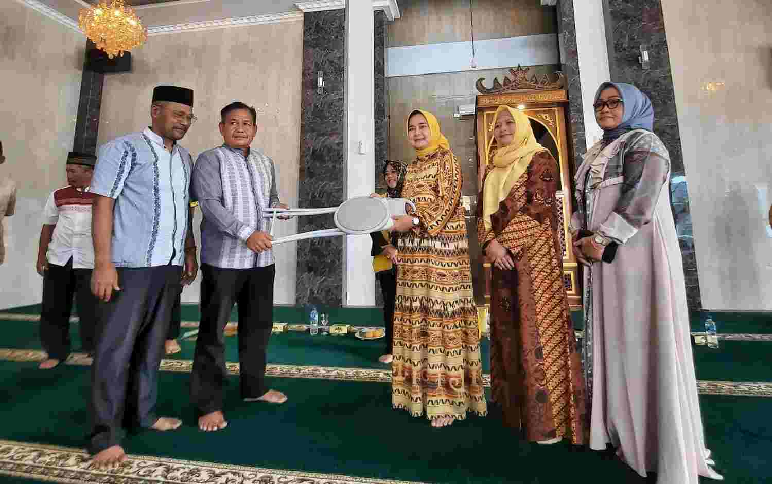 Ketua IIPG Lampung Riana Sari Arinal Beri Bantuan Beras dan Kursi Lipat untuk Masyarakat Ketua IIPG Lampung Riana Sari Arinal Beri Bantuan Beras dan Kursi Lipat untuk Masyarakat