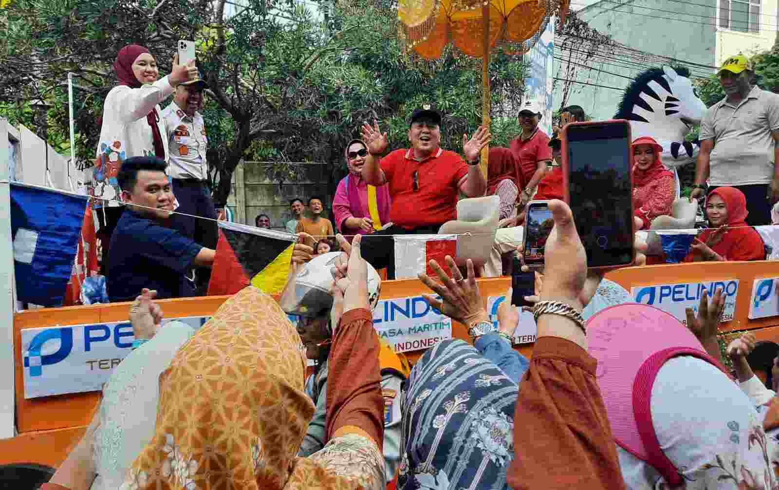 Arinal Djunaidi dan Riana Sari Menyapa Warga dalam Pawai Kendaraan Hias Arinal Djunaidi dan Riana Sari Menyapa Warga dalam Pawai Kendaraan Hias