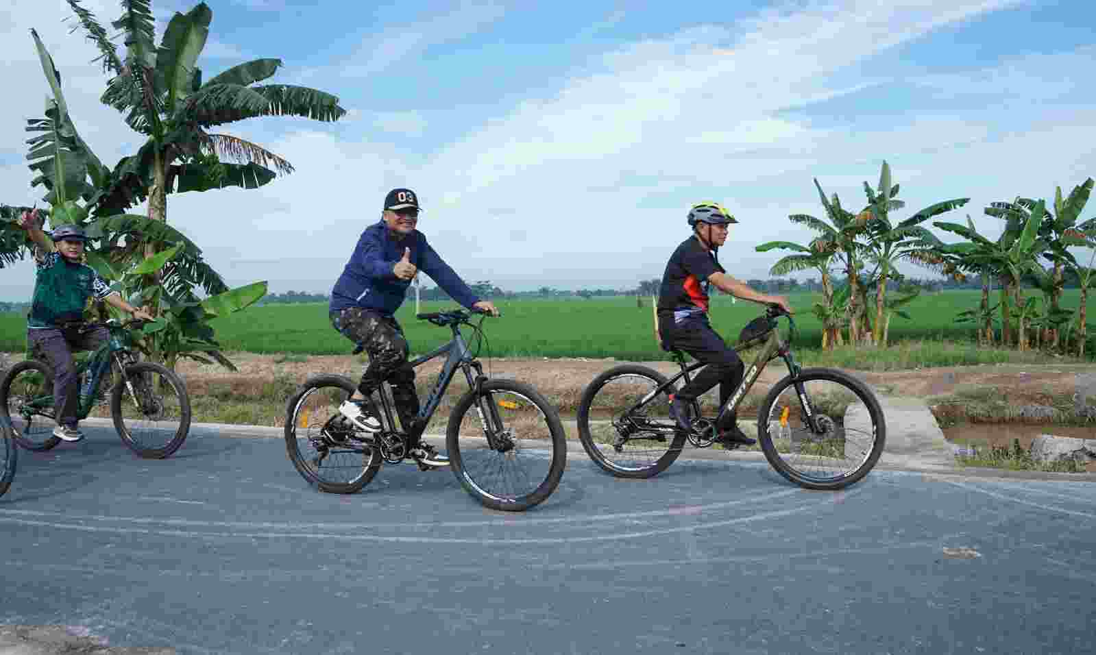 Bupati Surya Gowes Bersama Komunitas Sepeda Bupati Surya Gowes Bersama Komunitas Sepeda