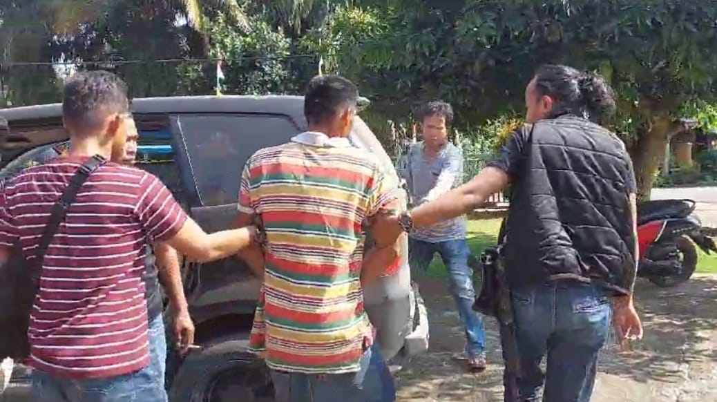 Pelaku Anirat Istri dan Anak Dibekuk Tekab 308 Presisi Polres Tanggamus dan Polsek Wonosobo Pelaku Anirat Istri dan Anak Dibekuk Tekab 308 Presisi Polres Tanggamus dan Polsek Wonosobo