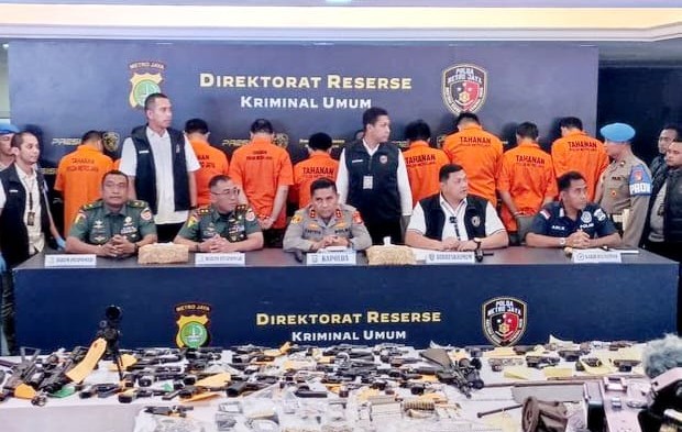 Tim Polda Metro Jaya bersama Puspom TNI AD Membongkar Praktik Penjualan Senpi Tim Polda Metro Jaya bersama Puspom TNI AD Membongkar Praktik Penjualan Senpi