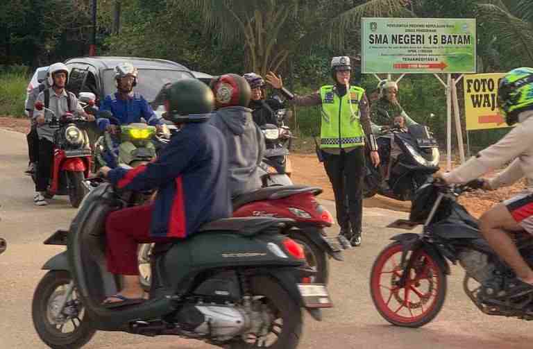 Polwan Polda Kepri Gelar Gatur Lalin, Meriahkan Hari Jadi Polwan RI ke-75 Polwan Polda Kepri Gelar Gatur Lalin, Meriahkan Hari Jadi Polwan RI ke-75