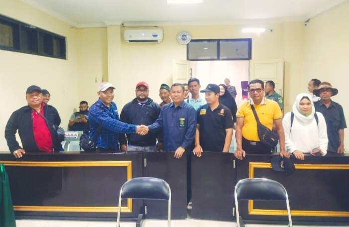 Konferensi Pers AJ NTB di PA Praya Terkait Dugaan Unprofessional Majelis Hakim Konferensi Pers AJ NTB di PA Praya Terkait Dugaan Unprofessional Majelis Hakim