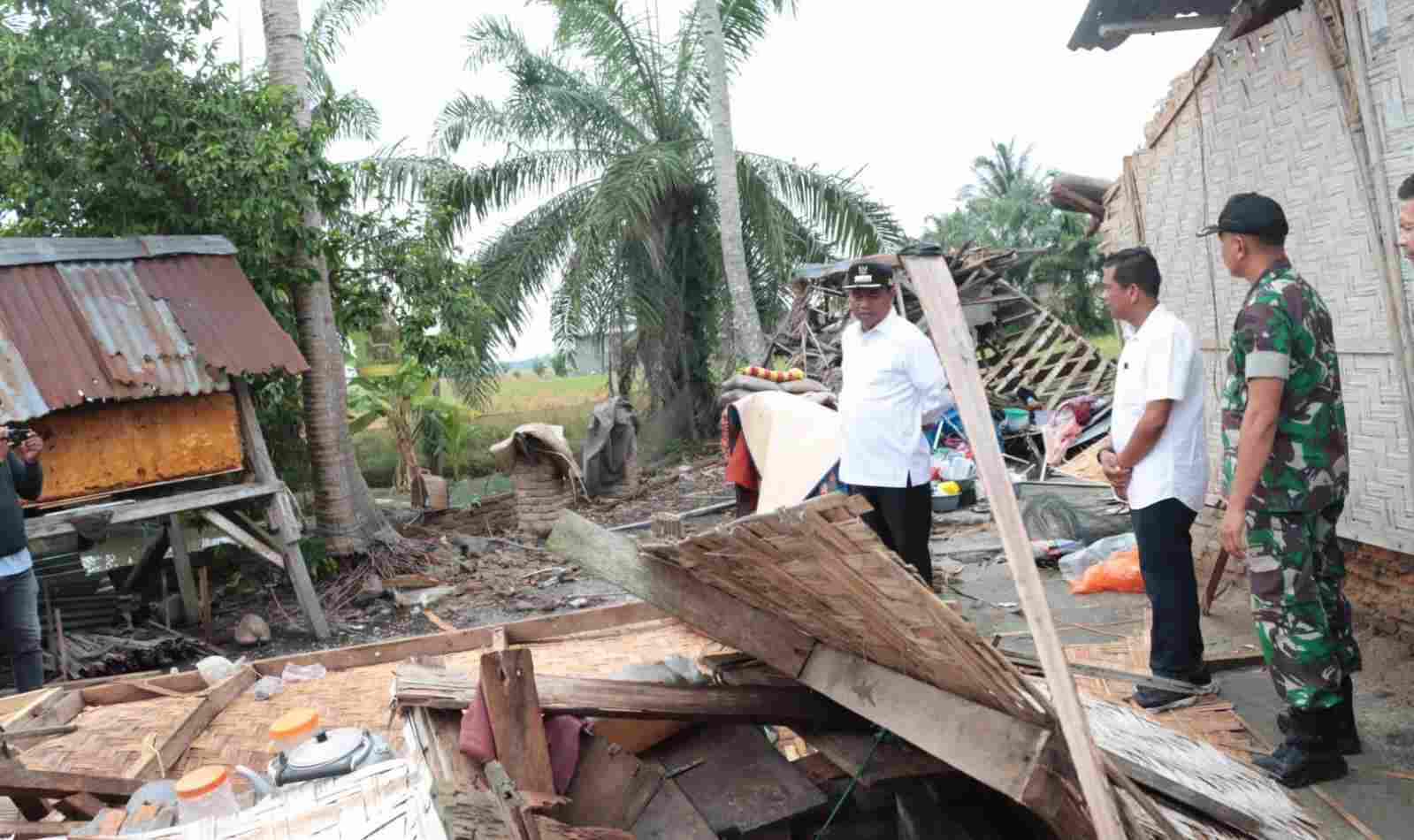 Pemkab Sergai Tanggap Terhadap Dampak Puting Beliung, Puluhan Rumah Warga Mengalami Kerusakan Pemkab Sergai Tanggap Terhadap Dampak Puting Beliung, Puluhan Rumah Warga Mengalami Kerusakan