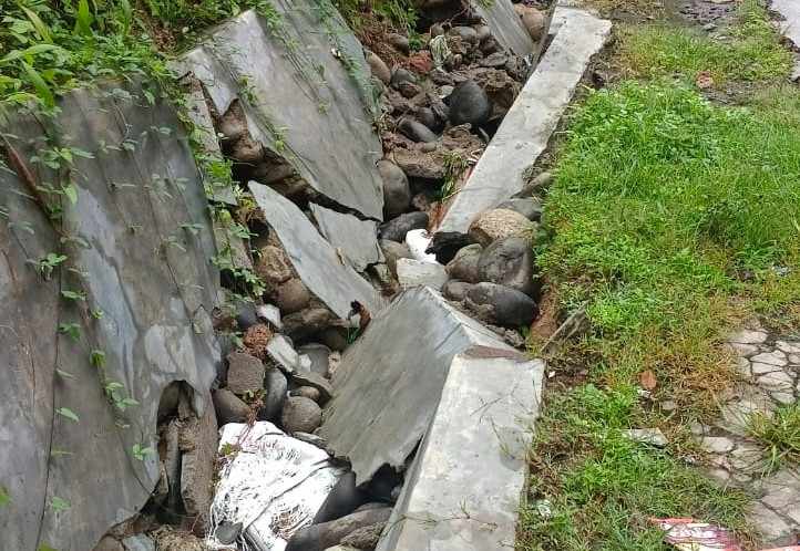 Drainase Baru Roboh Akibat Hujan Lebat, Masyarakat Soroti Kualitas Konstruksi Drainase Baru Roboh Akibat Hujan Lebat, Masyarakat Soroti Kualitas Konstruksi