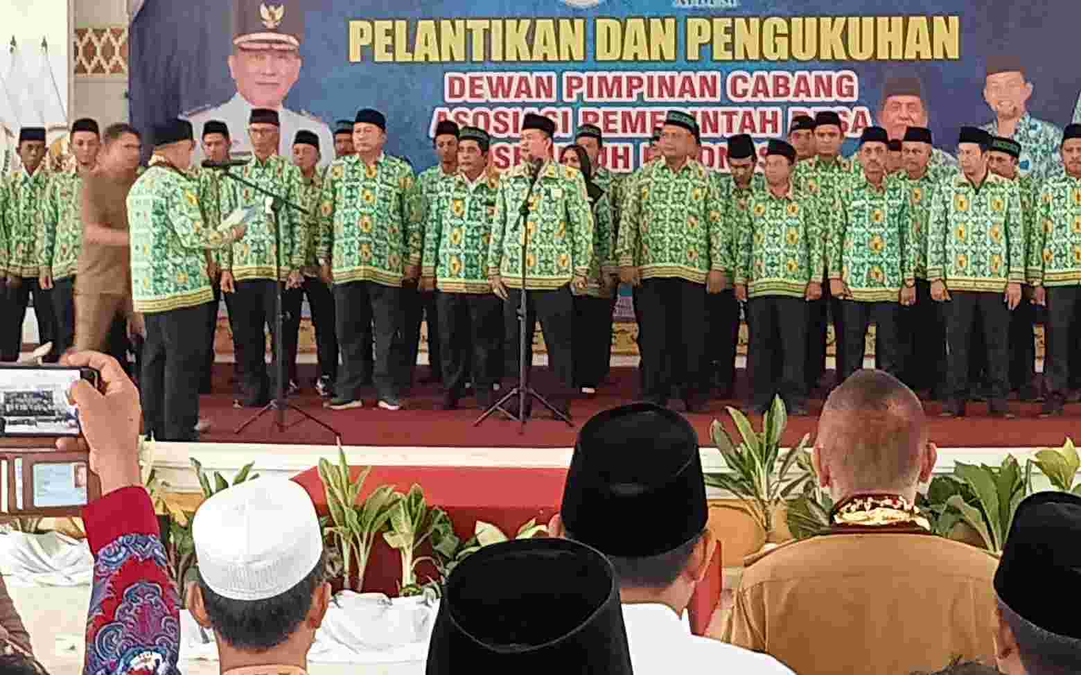 Pj Bupati Qudrotul Ikhwan Hadiri Pelantikan dan Pengukuhan Pengurus DPC APDESI Tuba Pj Bupati Qudrotul Ikhwan Hadiri Pelantikan dan Pengukuhan Pengurus DPC APDESI Tuba