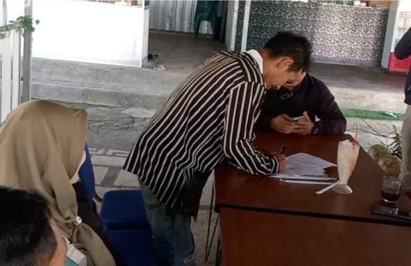 Tuntutan Wali Murid, Pihak Sekolah Melelang Lesehan Dengan Persetujuan Pak Hasanuddin Tuntutan Wali Murid, Pihak Sekolah Melelang Lesehan Dengan Persetujuan Pak Hasanuddin