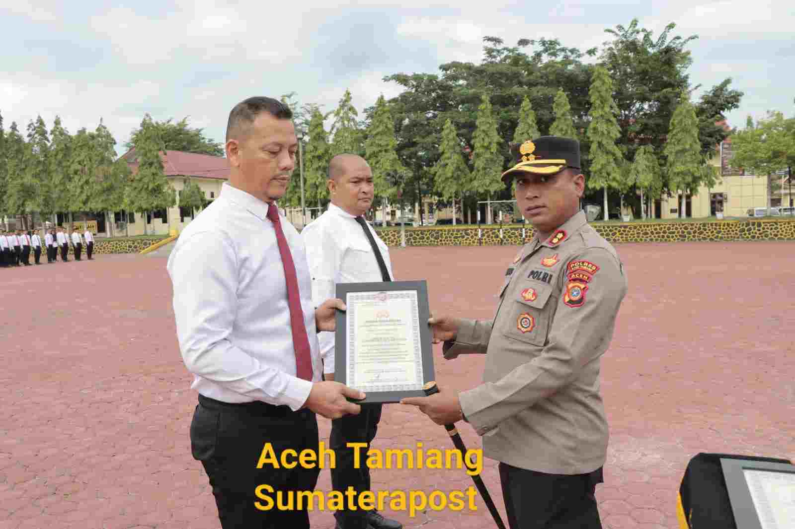 Kapolres Aceh Tamiang AKBP Muhammad Yanis Pimpin Apel Beri Reward Satfung Berprestasi Kapolres Aceh Tamiang AKBP Muhammad Yanis Pimpin Apel Beri Reward Satfung Berprestasi