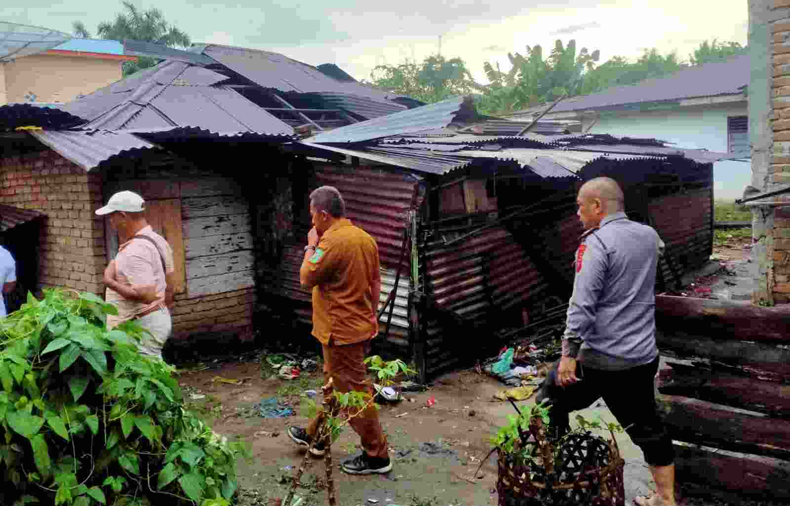 Angin Puting Beliung Terjang Perumahan, 10 Rumah Alami Kerusakan Parah Angin Puting Beliung Terjang Perumahan, 10 Rumah Alami Kerusakan Parah