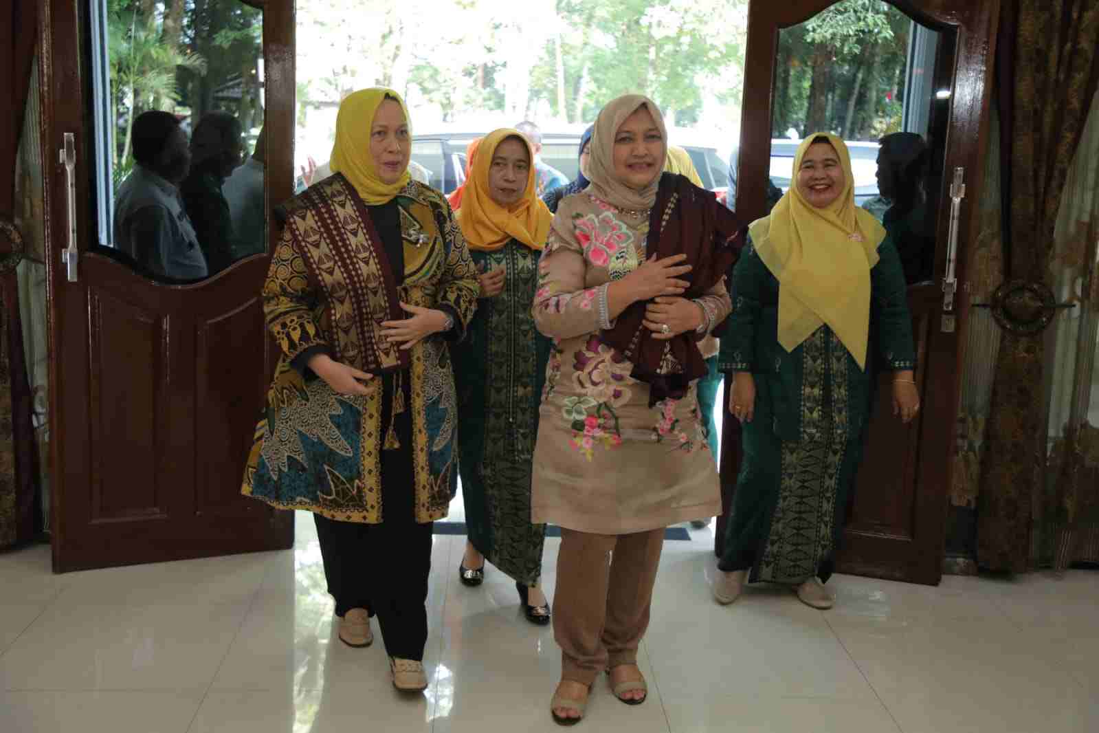 Ketua Dekranasda Sumut Buka Pelatihan Pembuatan Souvenir di Asahan Ketua Dekranasda Sumut Buka Pelatihan Pembuatan Souvenir di Asahan