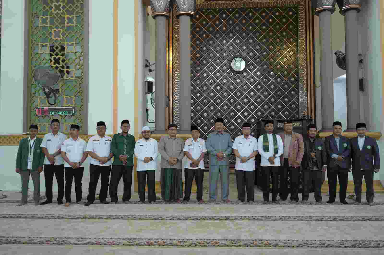 Sekda Jhon Hardi Hadiri Tabligh Akbar di Masjid Agung H. Achmad Bakrie Sekda Jhon Hardi Hadiri Tabligh Akbar di Masjid Agung H. Achmad Bakrie