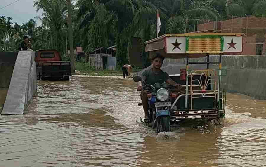 Jalan Penghubung Antar Kampung Rantau Pakam dengan Teluk Alban Tergenang Air Jalan Penghubung Antar Kampung Rantau Pakam dengan Teluk Alban Tergenang Air