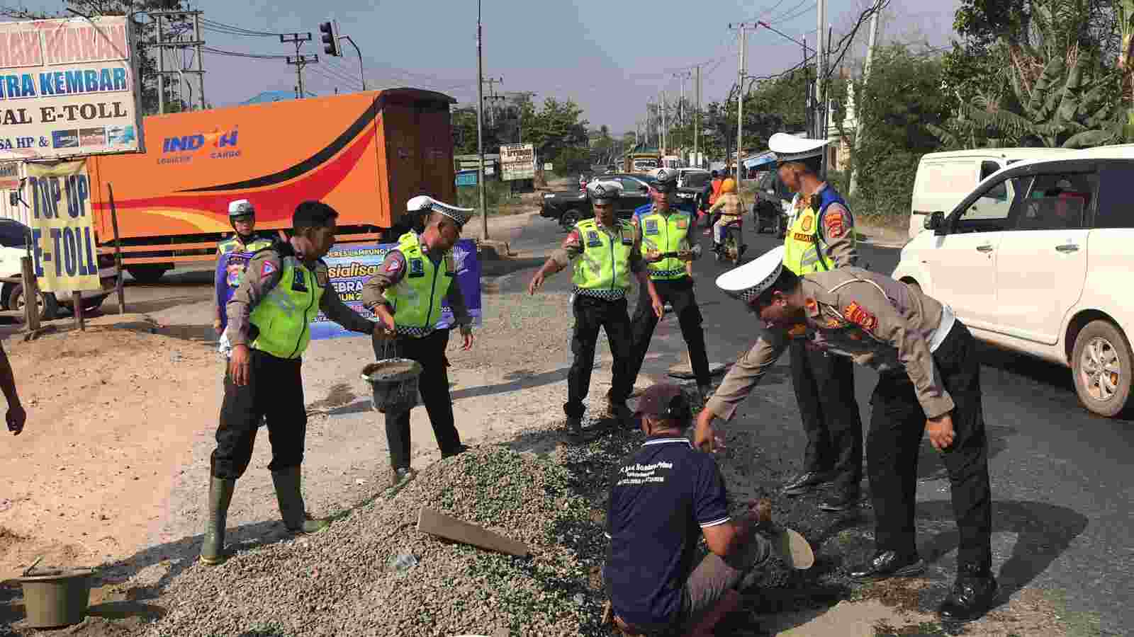 AKP Dwi Kristanto Ajak Jajarannya Menimbun Jalan Berlubang AKP Dwi Kristanto Ajak Jajarannya Menimbun Jalan Berlubang