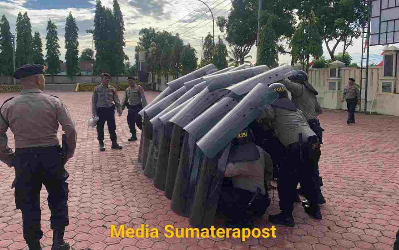 Menjelang Pemilu Satsabhara Polres Aceh Mantapkan Latihan Dalmas Menjelang Pemilu Satsabhara Polres Aceh Mantapkan Latihan Dalmas
