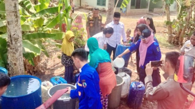 Pemkab Lamsel Distribusikan Air Bersih Untuk Warga Terdampak Kemarau Pemkab Lamsel Distribusikan Air Bersih Untuk Warga Terdampak Kemarau