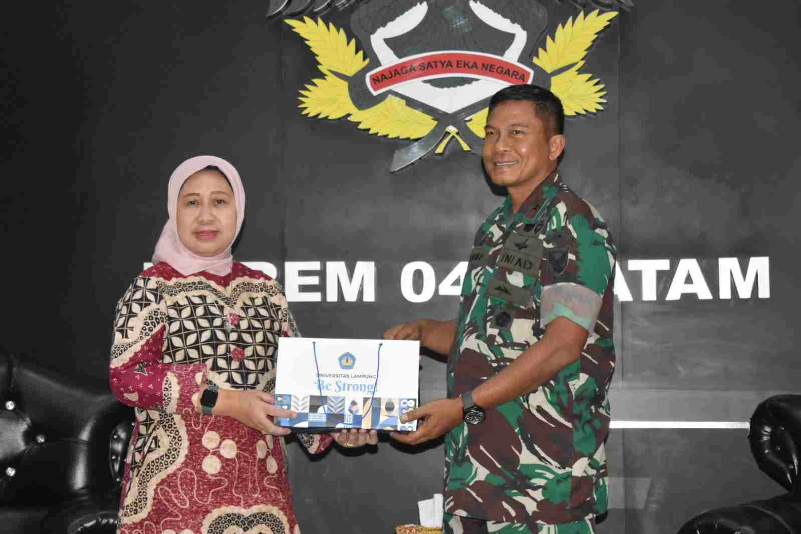 Danrem 043/Gatam Sambut Silaturahmi Rektor UNILA Beserta Staf Danrem 043/Gatam Sambut Silaturahmi Rektor UNILA Beserta Staf