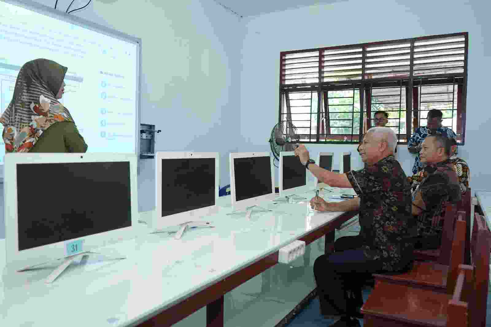 Bupati Surya Tinjau Any Board di SMP Negeri 1 Kisaran Bupati Surya Tinjau Any Board di SMP Negeri 1 Kisaran