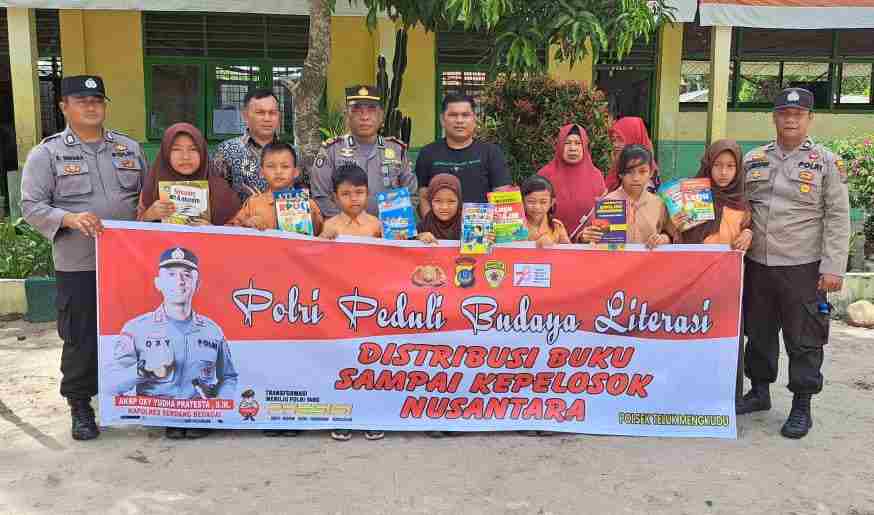 Kapolsek Teluk Mengkudu Distribusikan Buku Peningkatan Budaya Leterasi ke SDN 105405 Sentang Kapolsek Teluk Mengkudu Distribusikan Buku Peningkatan Budaya Leterasi ke SDN 105405 Sentang