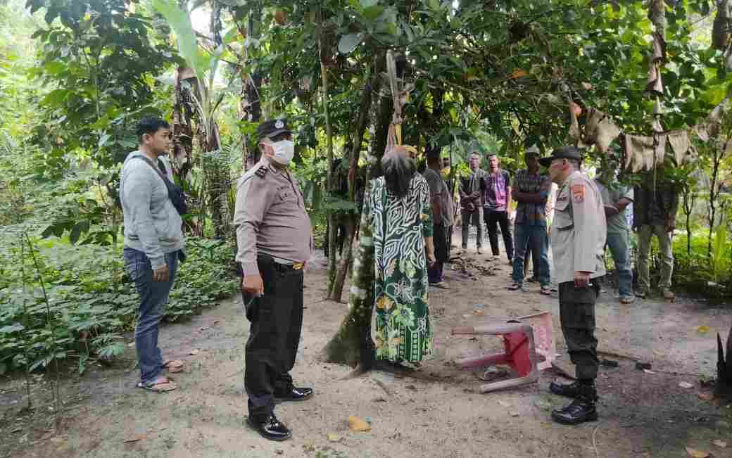 IRT Ditemukan Gantung Diri di Pekarangan Rumah Ibunya IRT Ditemukan Gantung Diri di Pekarangan Rumah Ibunya