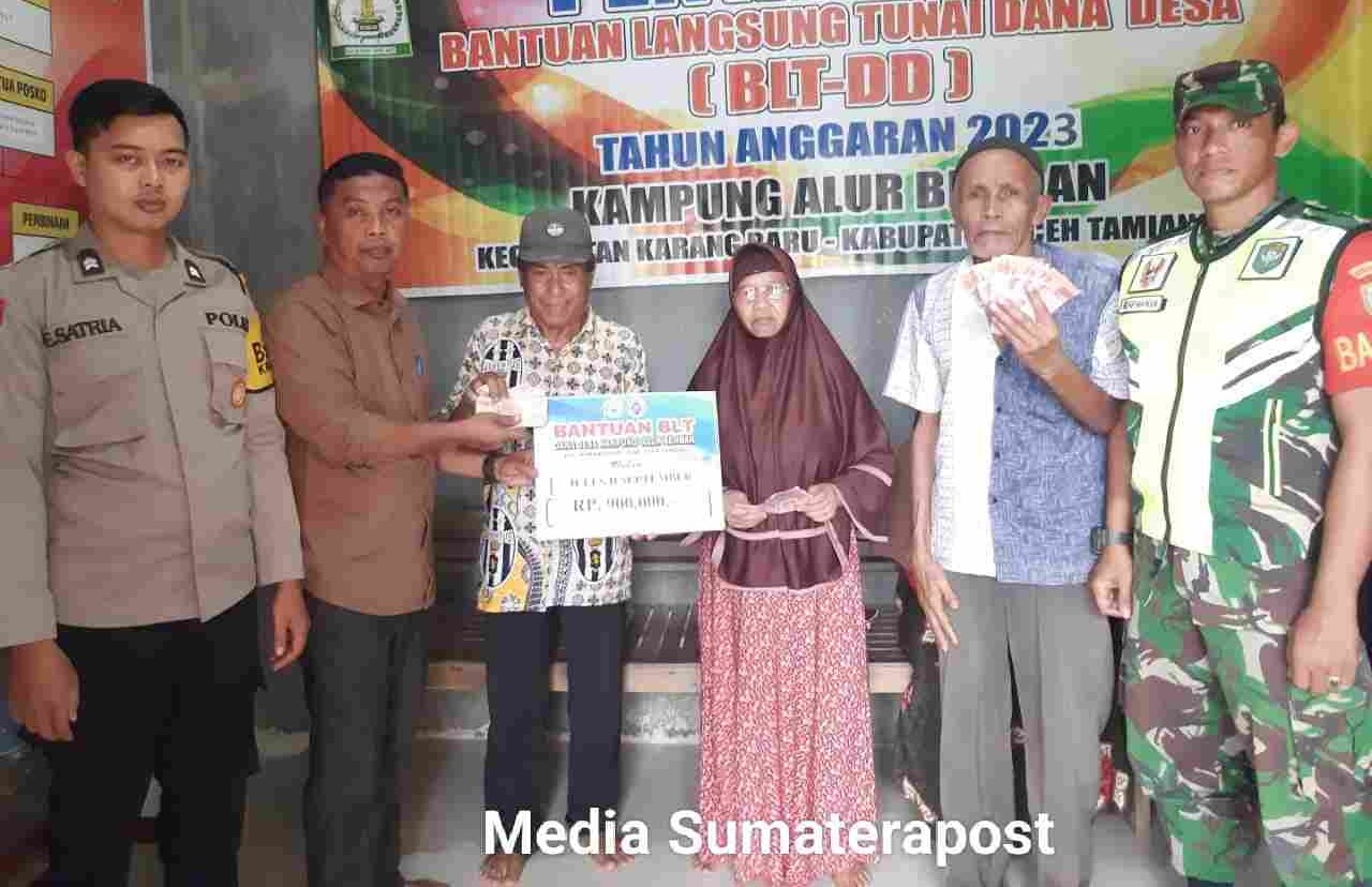 Bhabinkamtibmas Polsek Karang Baru Monitoring Penyaluran BLT-DD di Desa Alur Bemban Bhabinkamtibmas Polsek Karang Baru Monitoring Penyaluran BLT-DD di Desa Alur Bemban