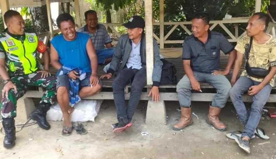 Babinsa Sertu Hendra Komsos kepada Masyarakat Desa Binaan Babinsa Sertu Hendra Komsos kepada Masyarakat Desa Binaan