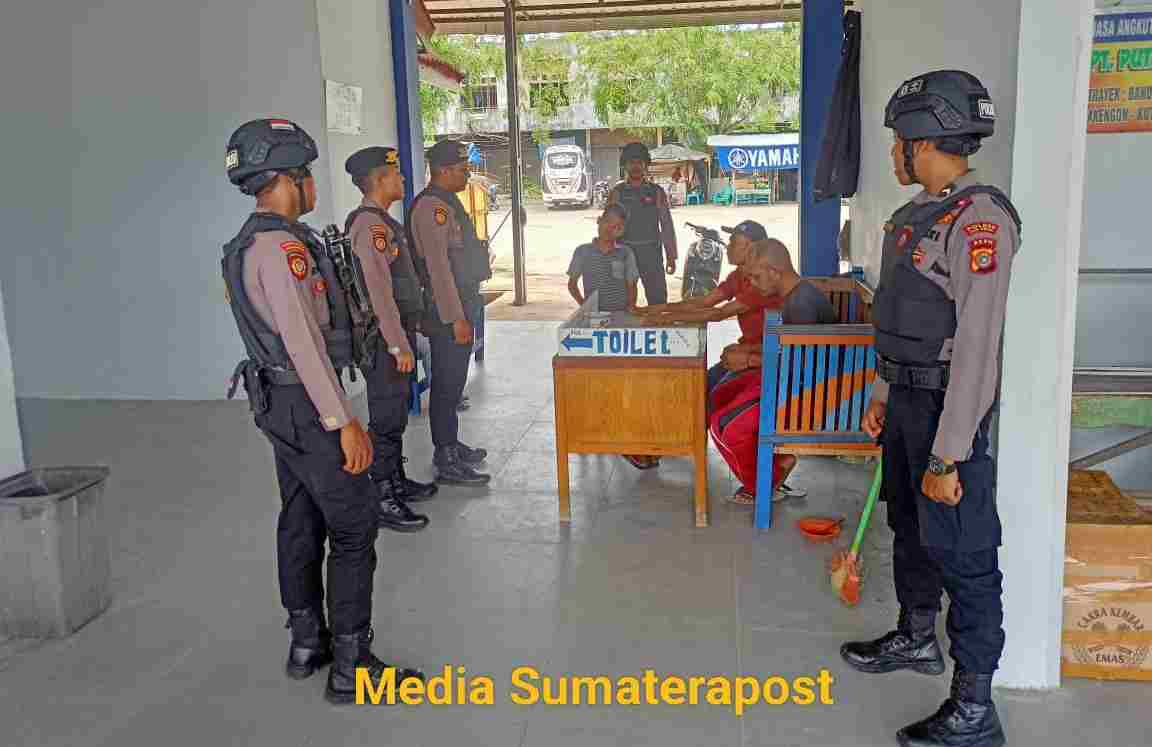 Personil Unit URC Sat Samapta Polres Atam Laksanakan Patroli Dialogis Dalam Rangka Guantibmas Personil Unit URC Sat Samapta Polres Atam Laksanakan Patroli Dialogis Dalam Rangka Guantibmas