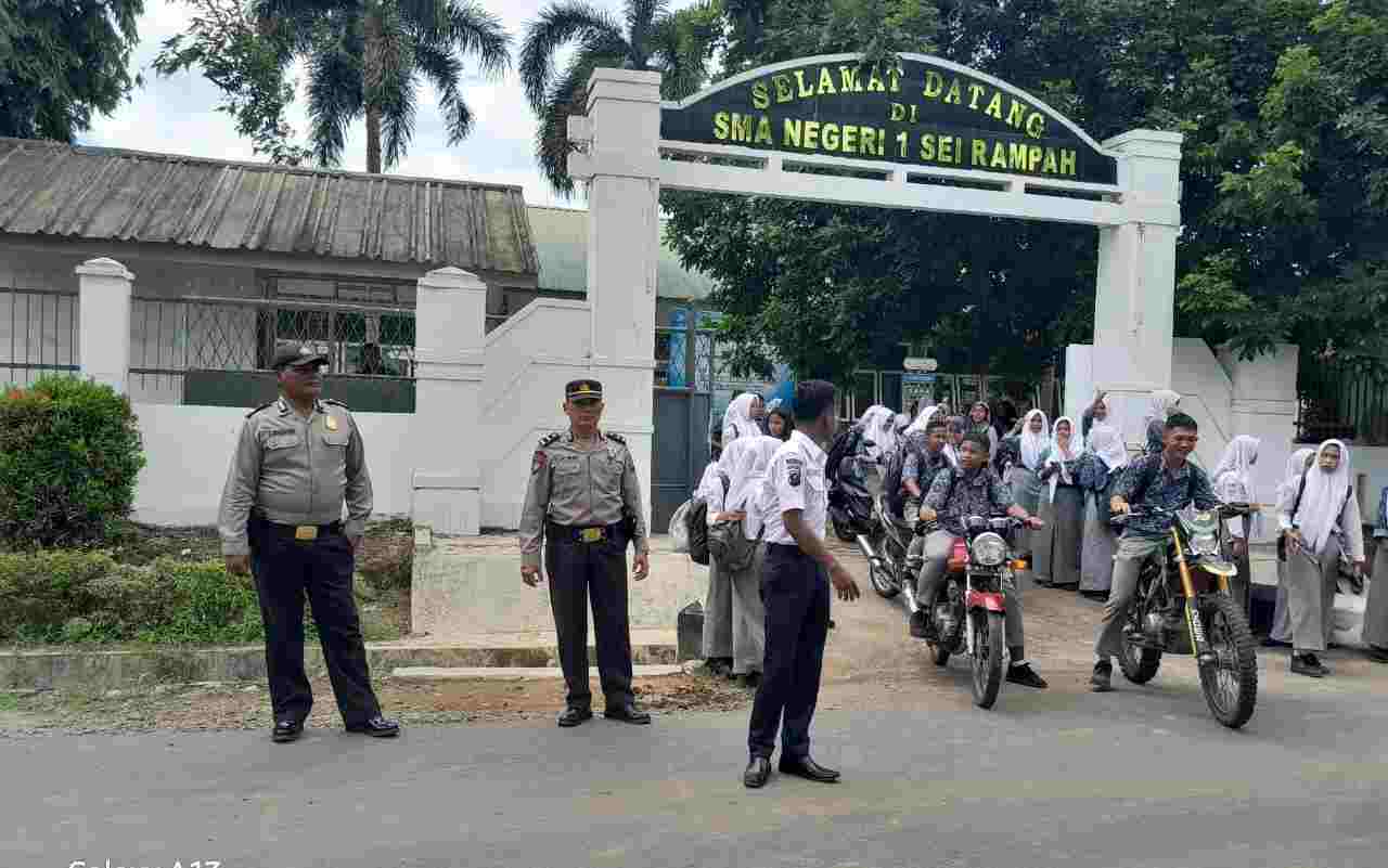 Polisi Berhasil Mencegah Tawuran Antar Pelajar di SMA Negeri 1 Sei Rampah Polisi Berhasil Mencegah Tawuran Antar Pelajar di SMA Negeri 1 Sei Rampah