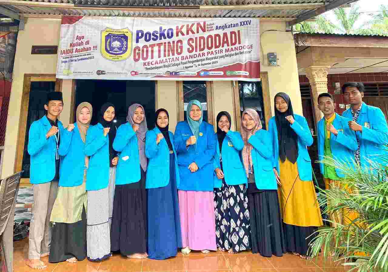 Rektor Hj. Nilasari Siagian Kunjungi Posko KKN Mahasiswa IAIDU Asahan Rektor Hj. Nilasari Siagian Kunjungi Posko KKN Mahasiswa IAIDU Asahan