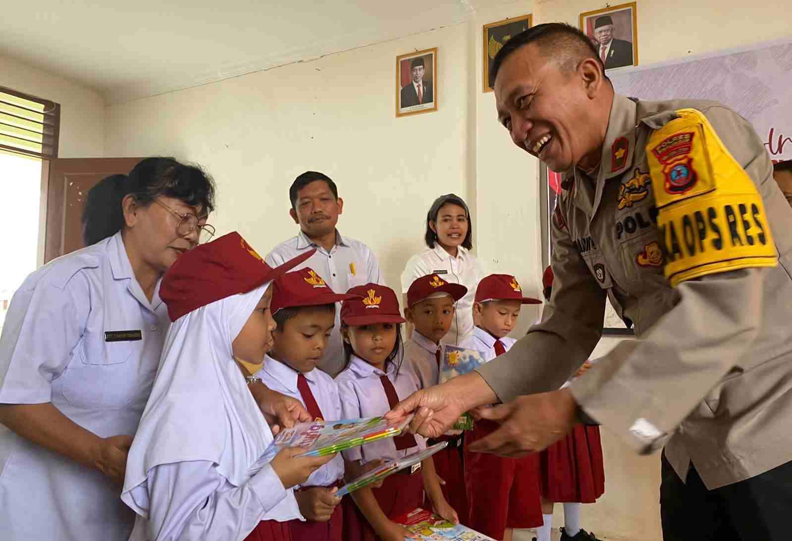 Polri Peduli Budaya Literasi, Distribusi Buku ke Pelosok Nusantara Polri Peduli Budaya Literasi, Distribusi Buku ke Pelosok Nusantara