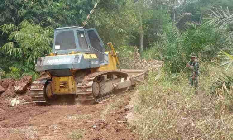 Kejar Target Buka Jalan, Satgas Pra TMMD Kodim Way Kanan Turunkan Dozer Kejar Target Buka Jalan, Satgas Pra TMMD Kodim Way Kanan Turunkan Dozer