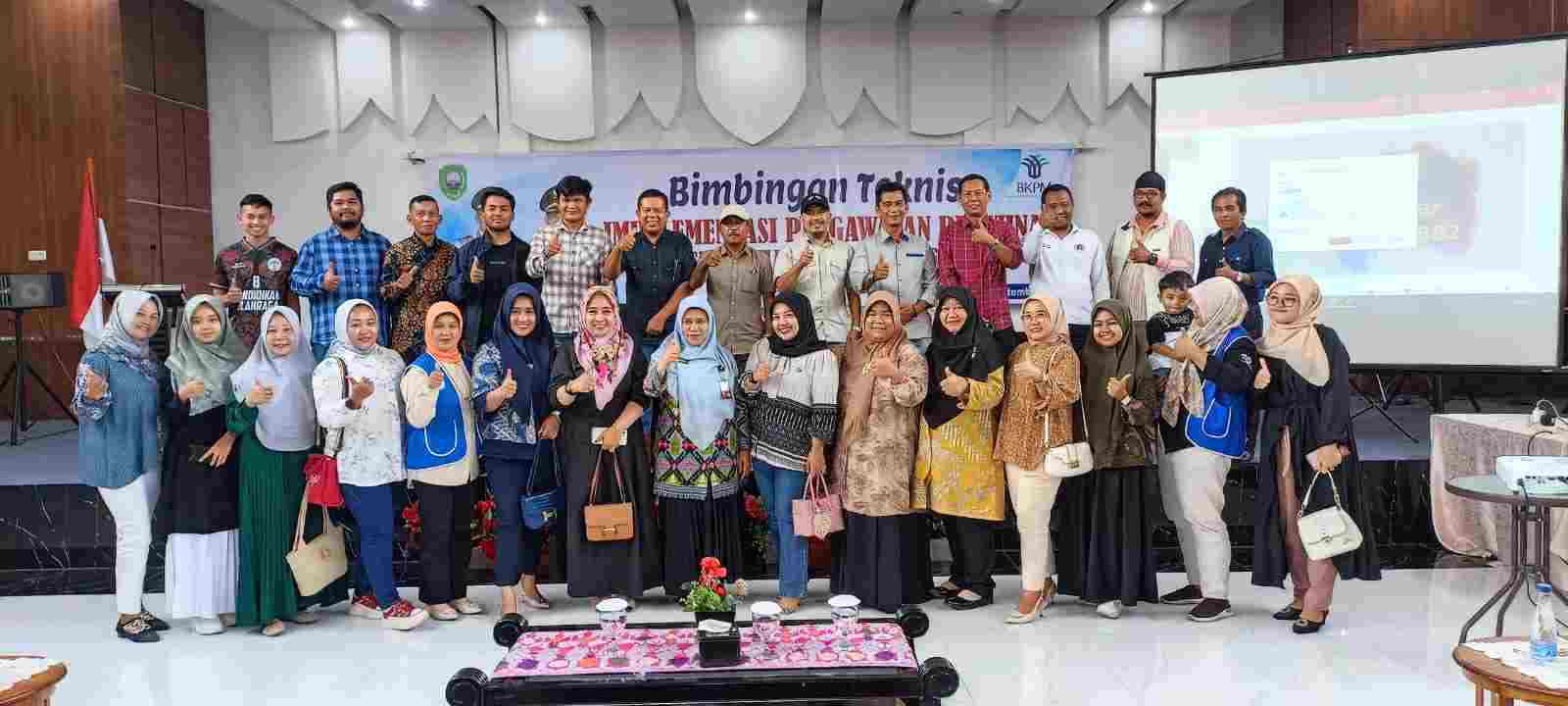 Kadis DPMPTSP Hj Yusnimar Tutup Bimtek Perizinan Berbasis Resiko Kadis DPMPTSP Hj Yusnimar Tutup Bimtek Perizinan Berbasis Resiko