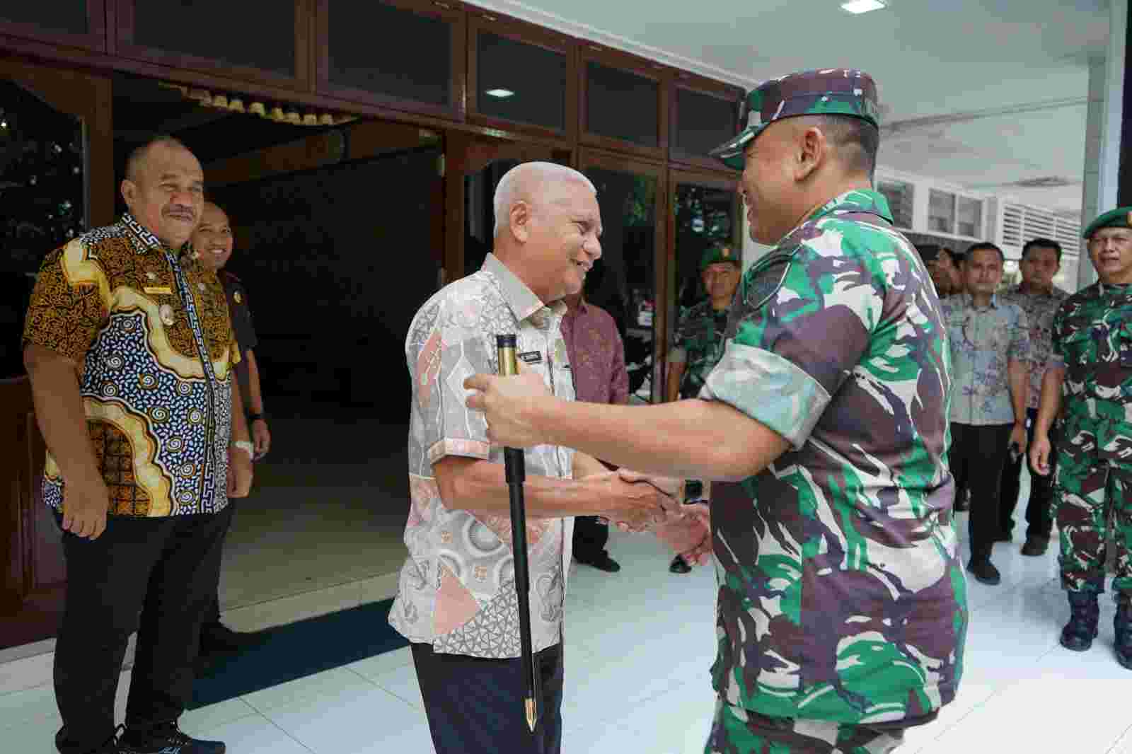 Bupati Surya Temu Ramah Dengan Danrem 022/PT Bupati Surya Temu Ramah Dengan Danrem 022/PT