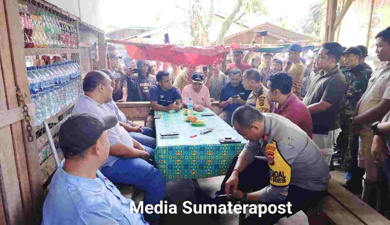 Kompol Ichsan Lakukan Mediasi dan Problem Solving Terkait Selisih Paham PT Evan dengan Masyarakat Kompol Ichsan Lakukan Mediasi dan Problem Solving Terkait Selisih Paham PT Evan dengan Masyarakat