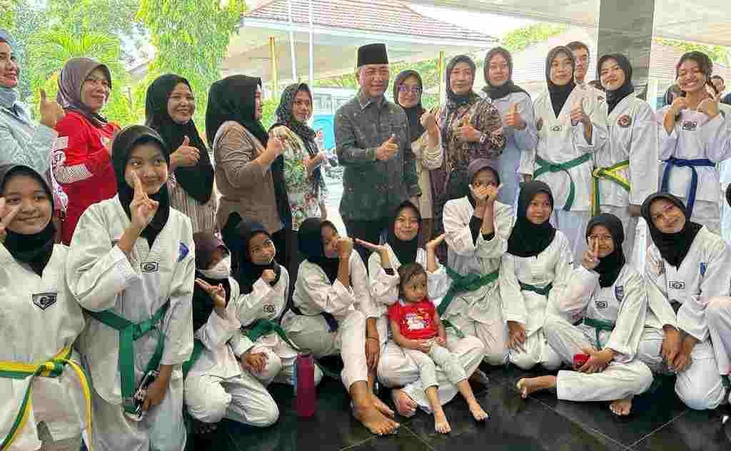 Pj Bupati Apriyadi Beri Semangat Taekwondoin Uji Kenaikan Tingkat Pj Bupati Apriyadi Beri Semangat Taekwondoin Uji Kenaikan Tingkat