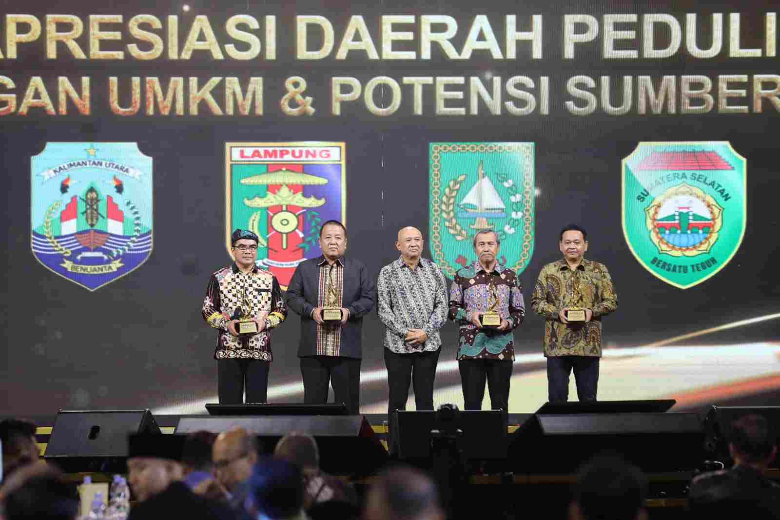 Gubernur Arinal Raih Penghargaan Daerah Peduli Pengembangan UMKM dan Potensi Sumber Daya Lokal Gubernur Arinal Raih Penghargaan Daerah Peduli Pengembangan UMKM dan Potensi Sumber Daya Lokal