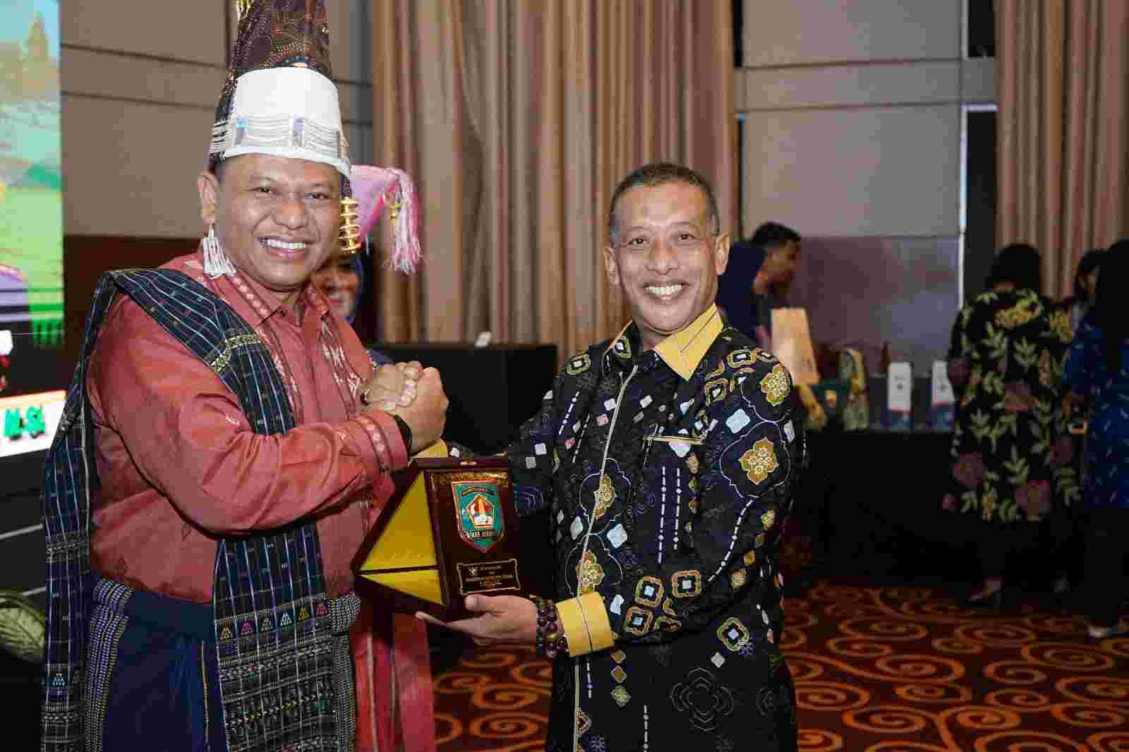 Bupati Surya Ikuti Lepas Sambut Danrem 022/PT Bupati Surya Ikuti Lepas Sambut Danrem 022/PT