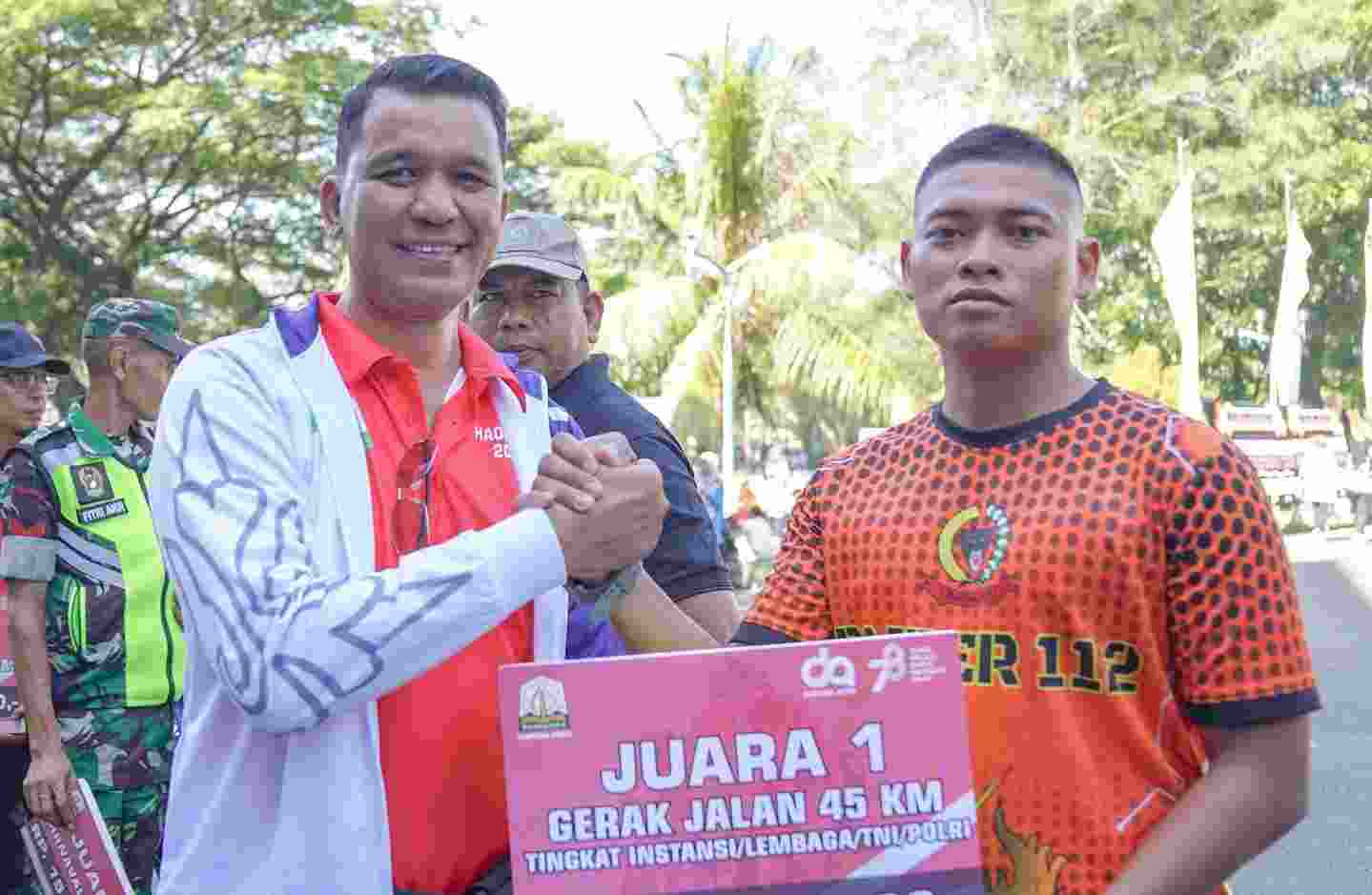 Plt. Kadispora Aceh Menyerahkan Hadiah Bagi Juara HUT RI ke-78 Plt. Kadispora Aceh Menyerahkan Hadiah Bagi Juara HUT RI ke-78