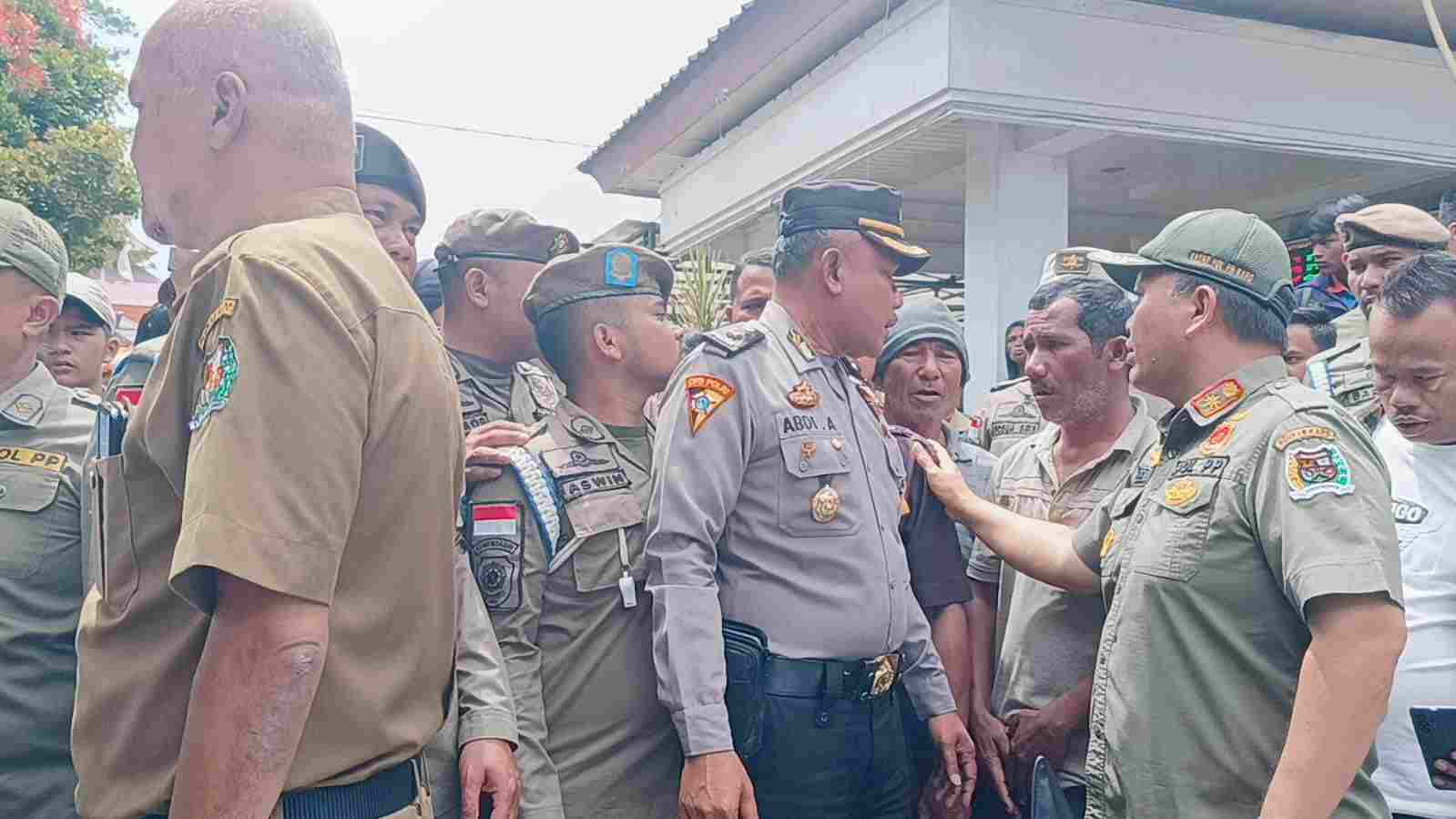 RDP Ricuh Mobil Bupati Karo Dihadang Warga Sukanalu Teran di Gedung DPRD RDP Ricuh Mobil Bupati Karo Dihadang Warga Sukanalu Teran di Gedung DPRD