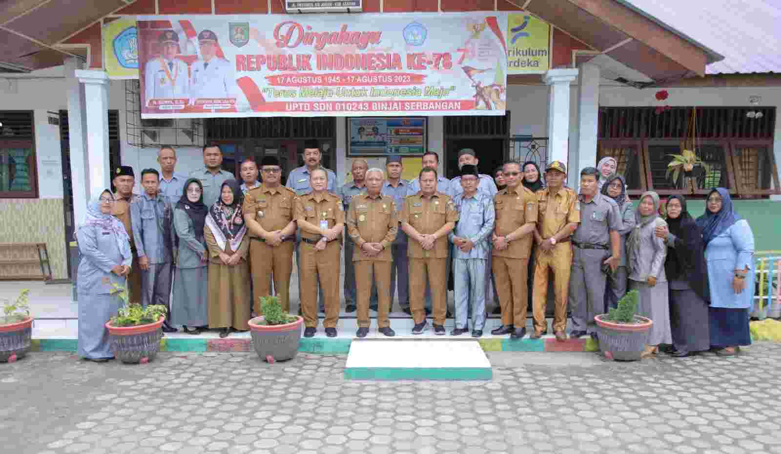 Bupati Surya Lakukan Pertemuan Dengan Kepala SD dan SMP Bupati Surya Lakukan Pertemuan Dengan Kepala SD dan SMP