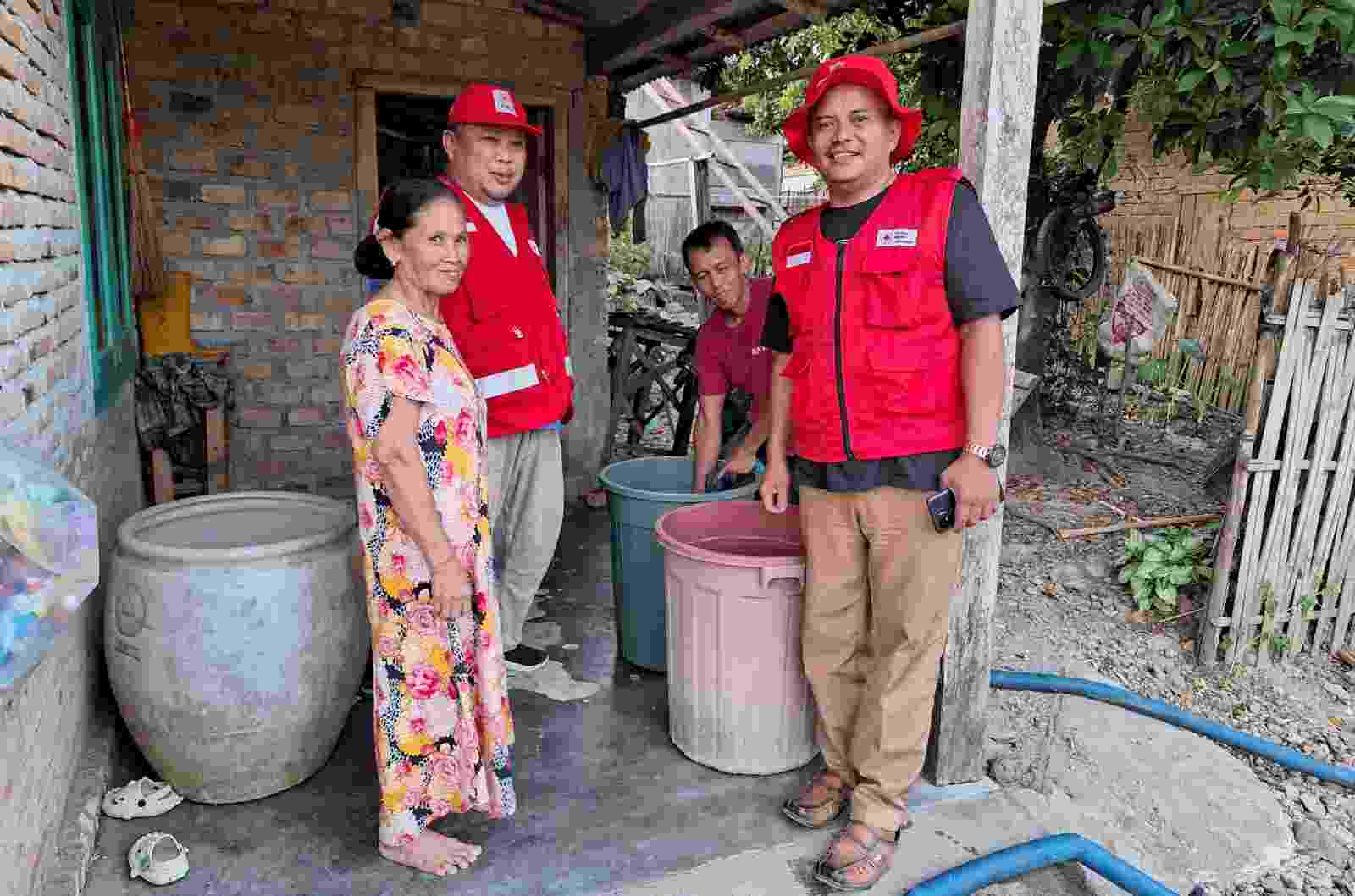 Rangkaian HUT ke-78 Tahun, PMI Way Kanan Bagikan Air Bersih ke Warga Rangkaian HUT ke-78 Tahun, PMI Way Kanan Bagikan Air Bersih ke Warga