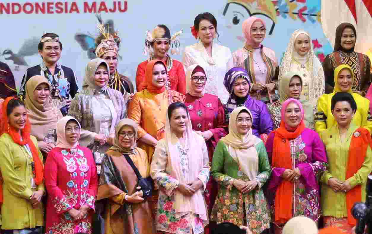 Ibu Riana Sari Hadiri Pameran Kriyanusa 2023, Dibuka Langsung oleh Ibu Iriana Jokowi Ibu Riana Sari Hadiri Pameran Kriyanusa 2023, Dibuka Langsung oleh Ibu Iriana Jokowi