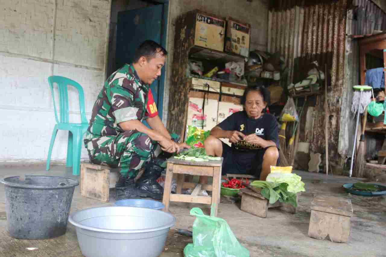 Babinsa Koramil 410-02/TBS Masuk Dapur Warga, Mbah Pajri: Terimakasih Pak Babinsa Babinsa Koramil 410-02/TBS Masuk Dapur Warga, Mbah Pajri: Terimakasih Pak Babinsa